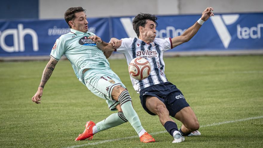 Elejalde peleando un balón en un lance delpartido del pasado viernes en Avilés.