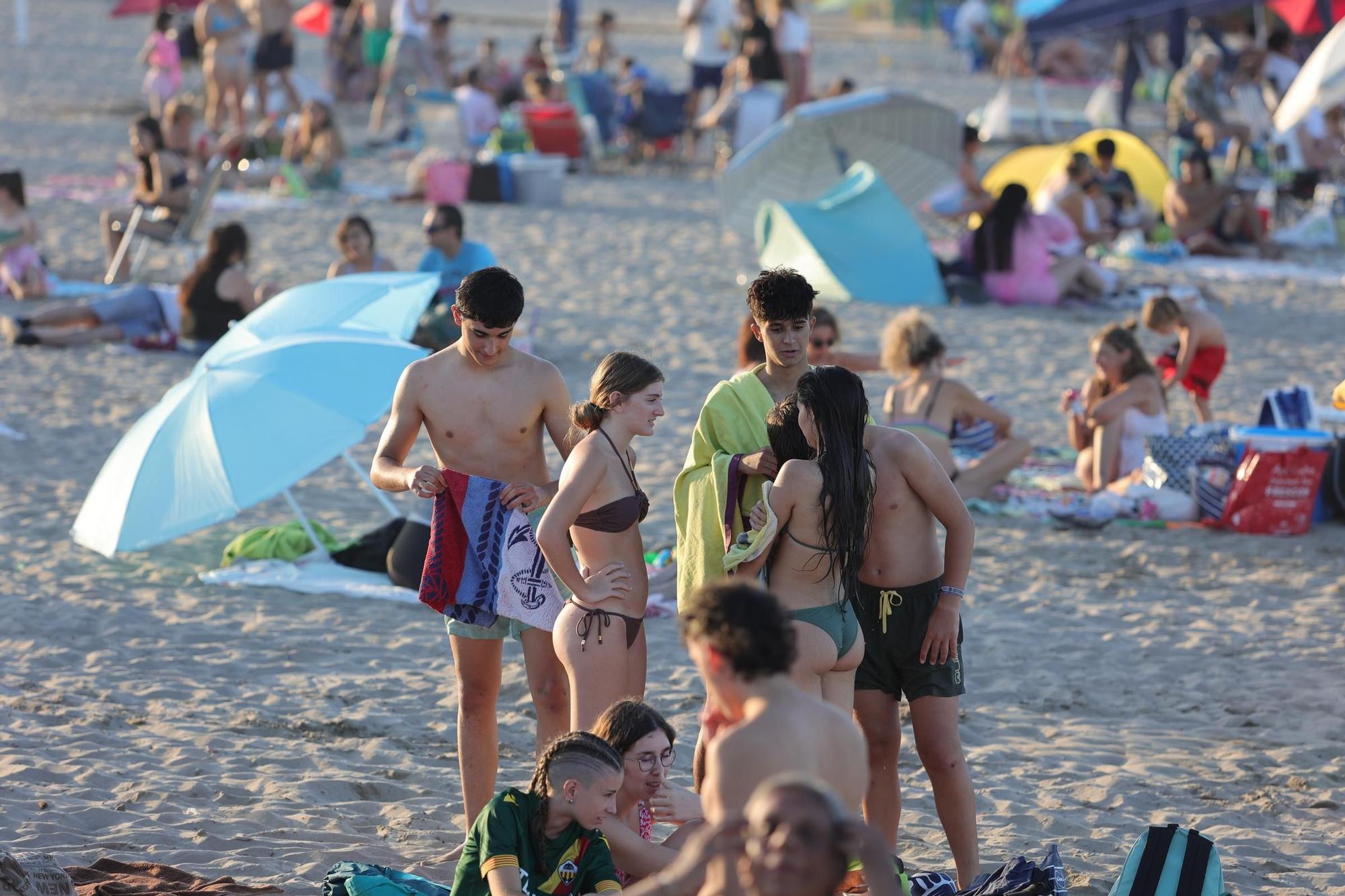Las playas de Castellón se llenan para dar la bienvenida al verano en la noche de Sant Joan