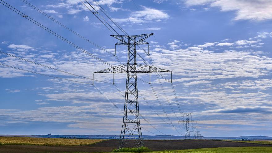 Doce macrotendidos eléctricos amenazan 1.300 km2 de paisaje en Catalunya