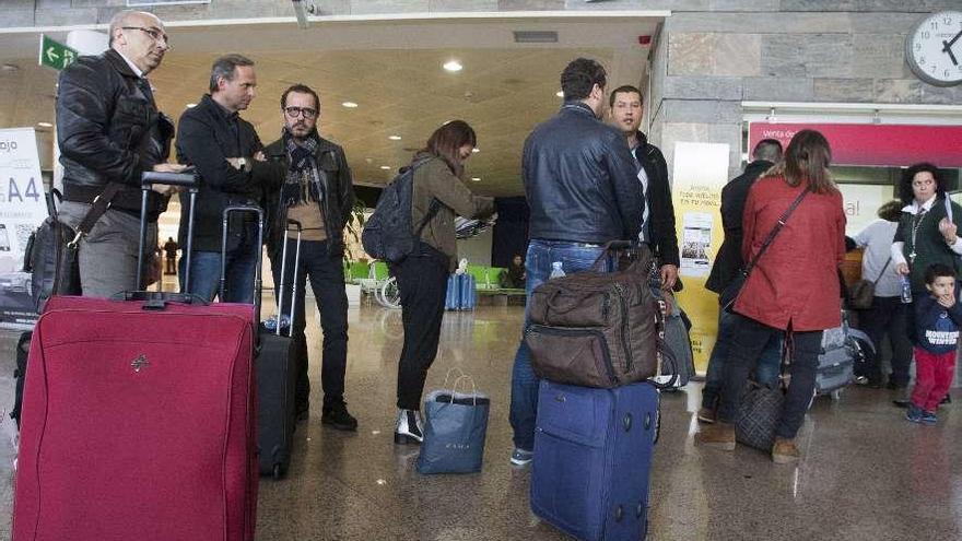 Pasajeros en la terminal del aeropuerto de Alvedro.