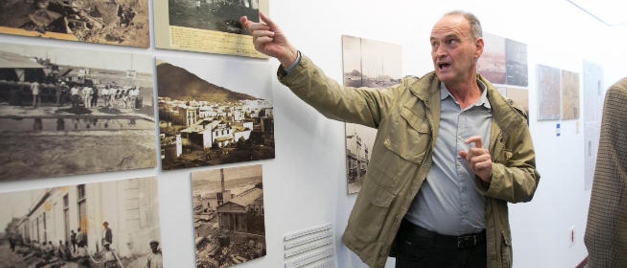 Sergio Millares, ayer, junto a una de las instantáneas de la exposción del Centro Cultural Pepe Dámaso.