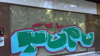 Un enorme grafiti cubre la fachada de la antigua tienda de Punt Roma en Cáceres