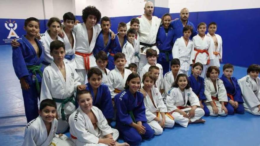 Raúl Fernández, con los jóvenes judokas avilesinos.