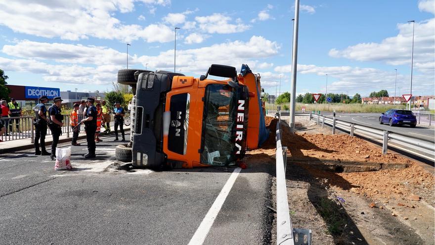 Herido grave un joven de 25 años tras volcar su camión en León