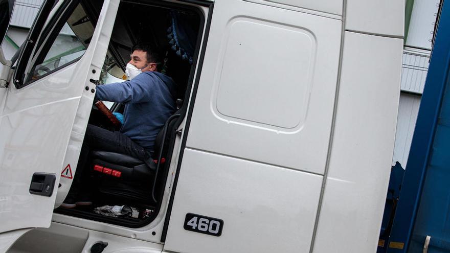 Un camionero sube a su camión durante una entrega en el polígono industrial de Valencia.