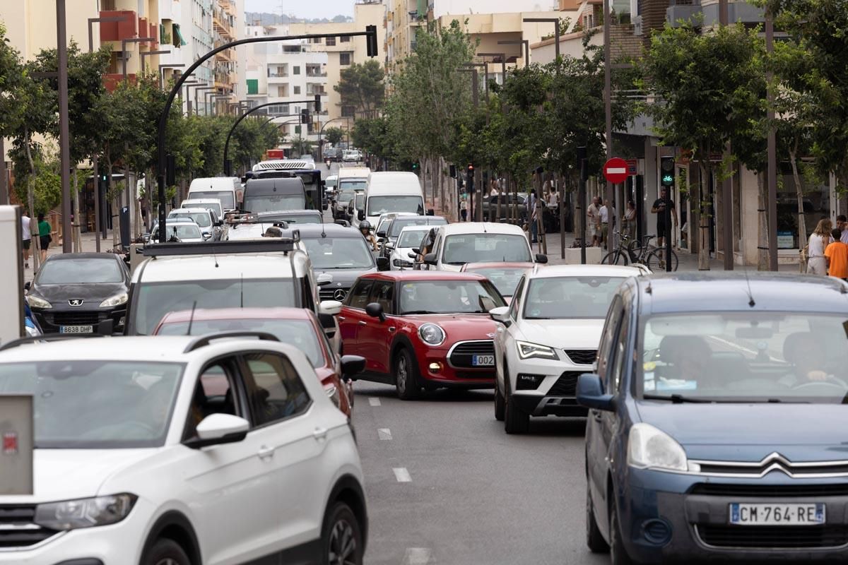 Todas las imágenes del atasco que colapsa la ciudad de Ibiza
