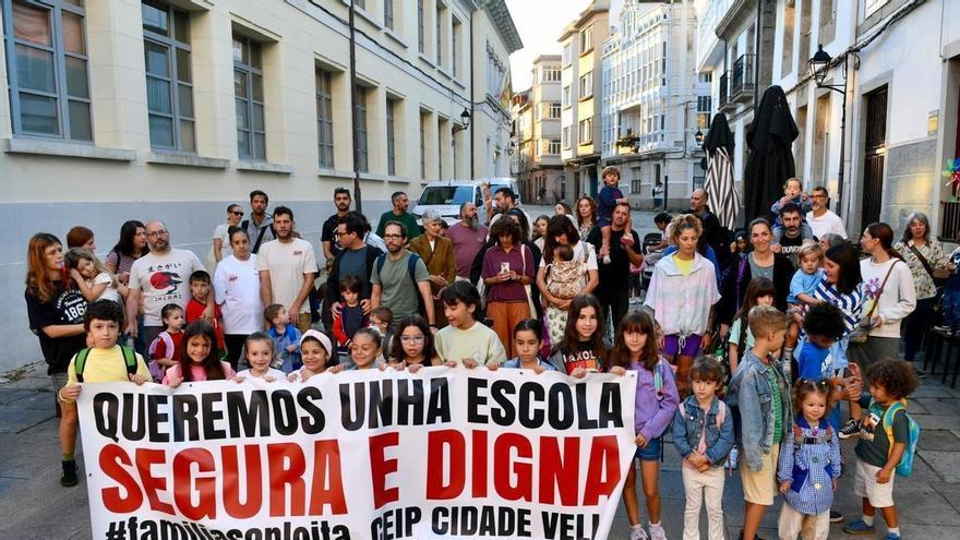 Concentración de las familias del colegio Cidade Vella de A Coruña para exigir un colegio "seguro y digno"