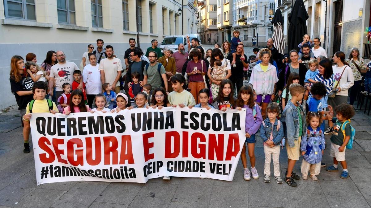 Concentración de las familias del colegio Cidade Vella de A Coruña para exigir un colegio "seguro y digno"