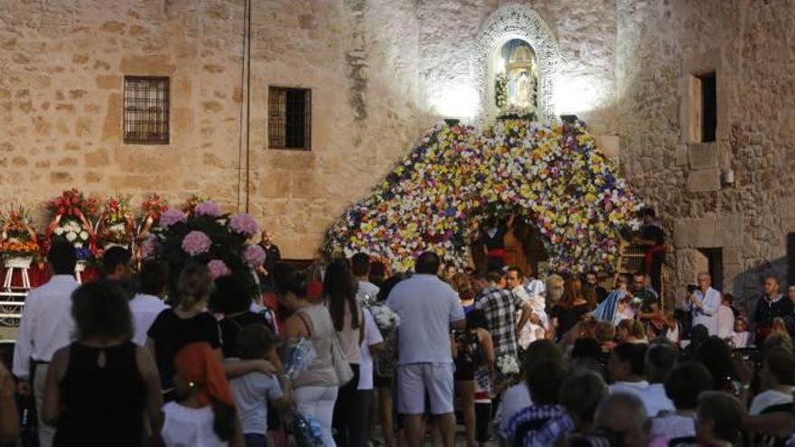 La ofrenda de flores este año permitió que vecinos pudieran vestir a la patrona con otros colores que no fueran el blanco y azul.