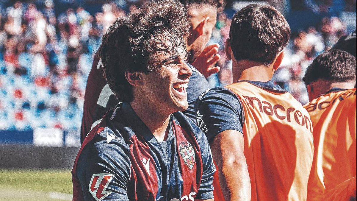 El Levante tiene en Carlos Álvarez una auténtica joya. Su nivel está siendo más que notable.