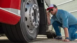 ¿Qué uso tienen las ruedas de los camiones que no tocan el asfalto?