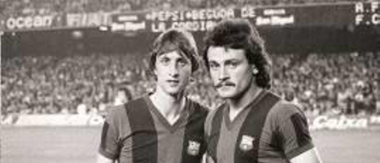 Albaladejo junto a Cruyff en el último partido del holandés en el Barça.