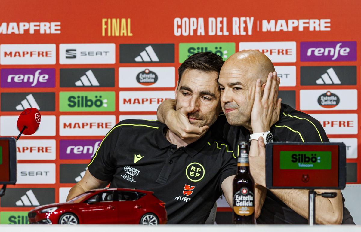 Rueda de prensa de los árbitros de la fnal de la Copa del Rey Ricardo de Burgos Bengoetxea y Pablo González Fuertes en el Estadio de la Cartuja en Sevilla.