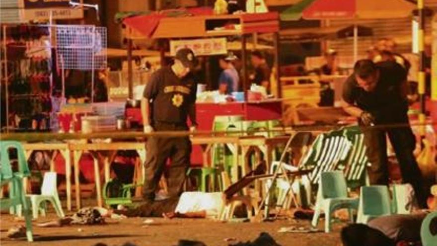 Diversos agents busquen evidències al lloc de l&#039;explosió entre els cadàvers de les víctimes.