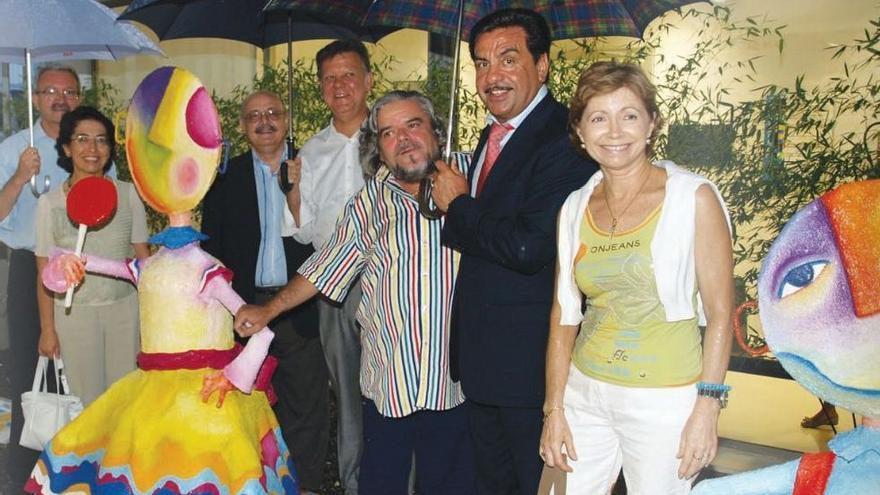 El exalcalde de Vall d&#039;Alba, Francisco Martínez, junto al &#039;Tío Toni&#039; y autoridades sanitarias.