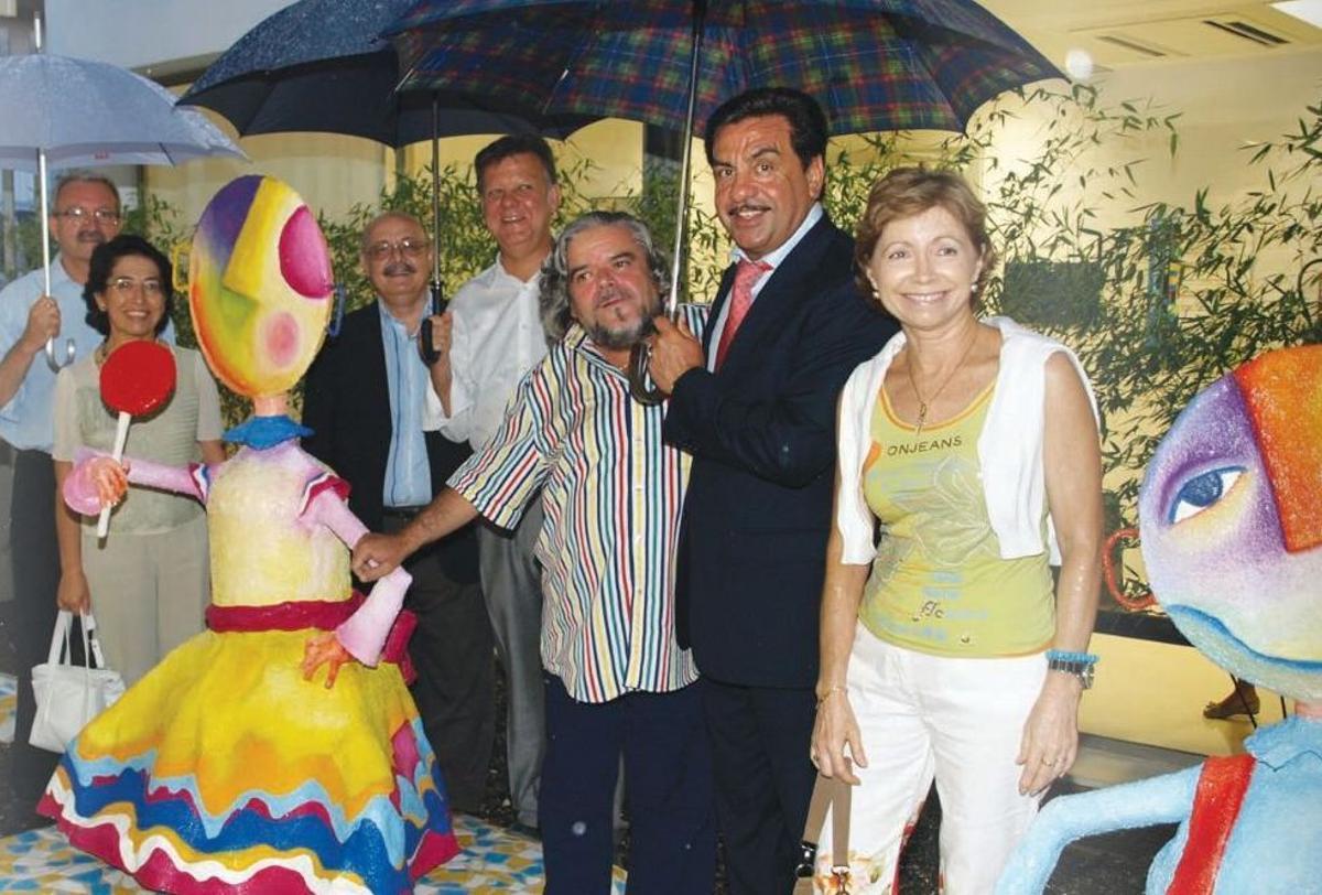 El exalcalde de Vall d'Alba, Francisco Martínez, junto al 'Tío Toni' y autoridades sanitarias.