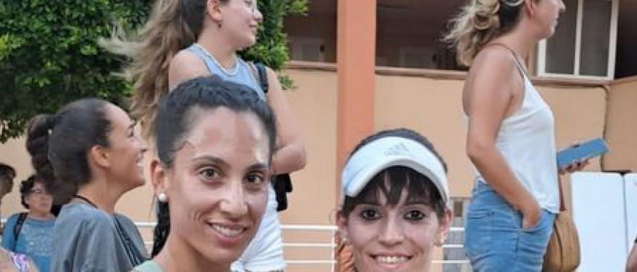 Pili Vázquez (dcha), con otra atleta.  | JOSÉ JUAN