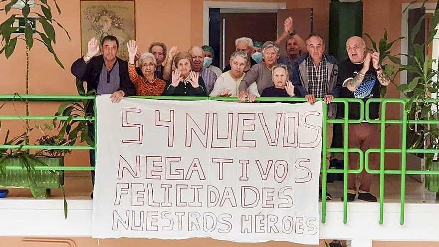 Residentes celebrando las altas tras dar negativo en la prueba de coronavirus. // FdV