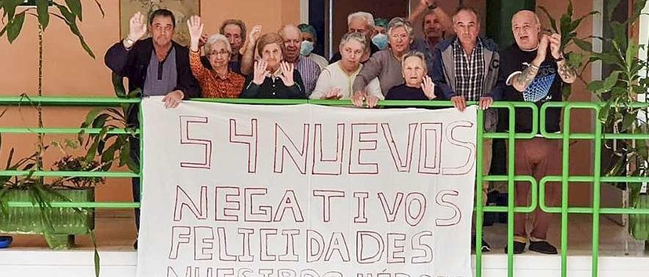 Residentes celebrando las altas tras dar negativo en la prueba de coronavirus. // FdV