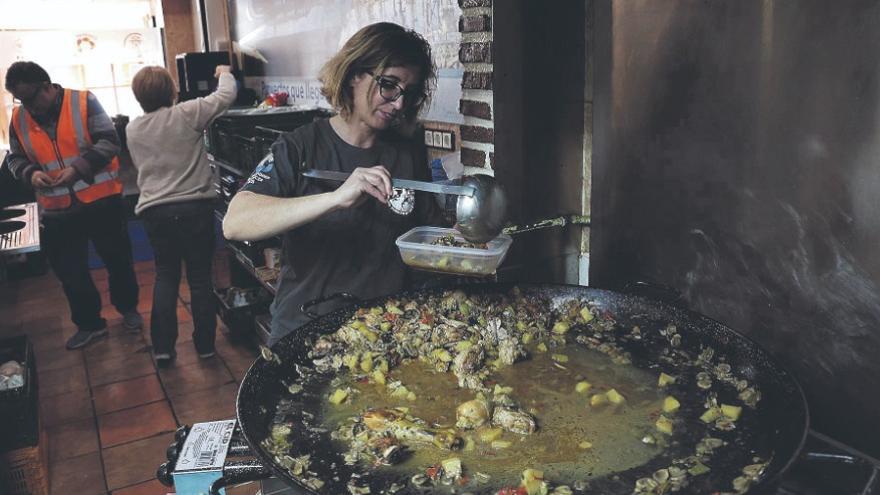 Preparació de racions en El Puchero, entitat que repartix menjar davant de la falta de menjadors socials