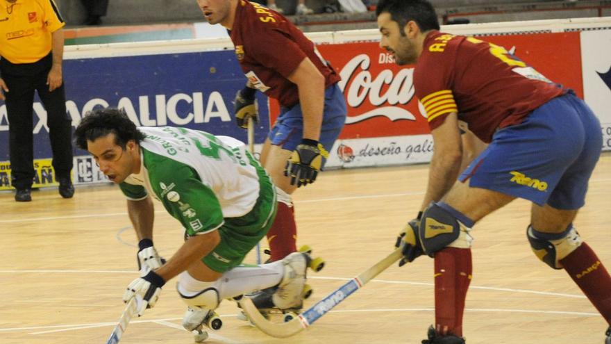 Reinaldo García cae entre Sergi Panadero y Beto Borregán en el ‘play off’ de 2009. // Víctor Echave