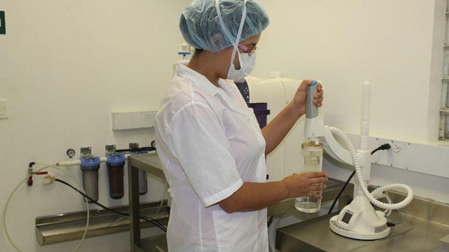 Una investigadora en un laboratorio de reproducción asistida.