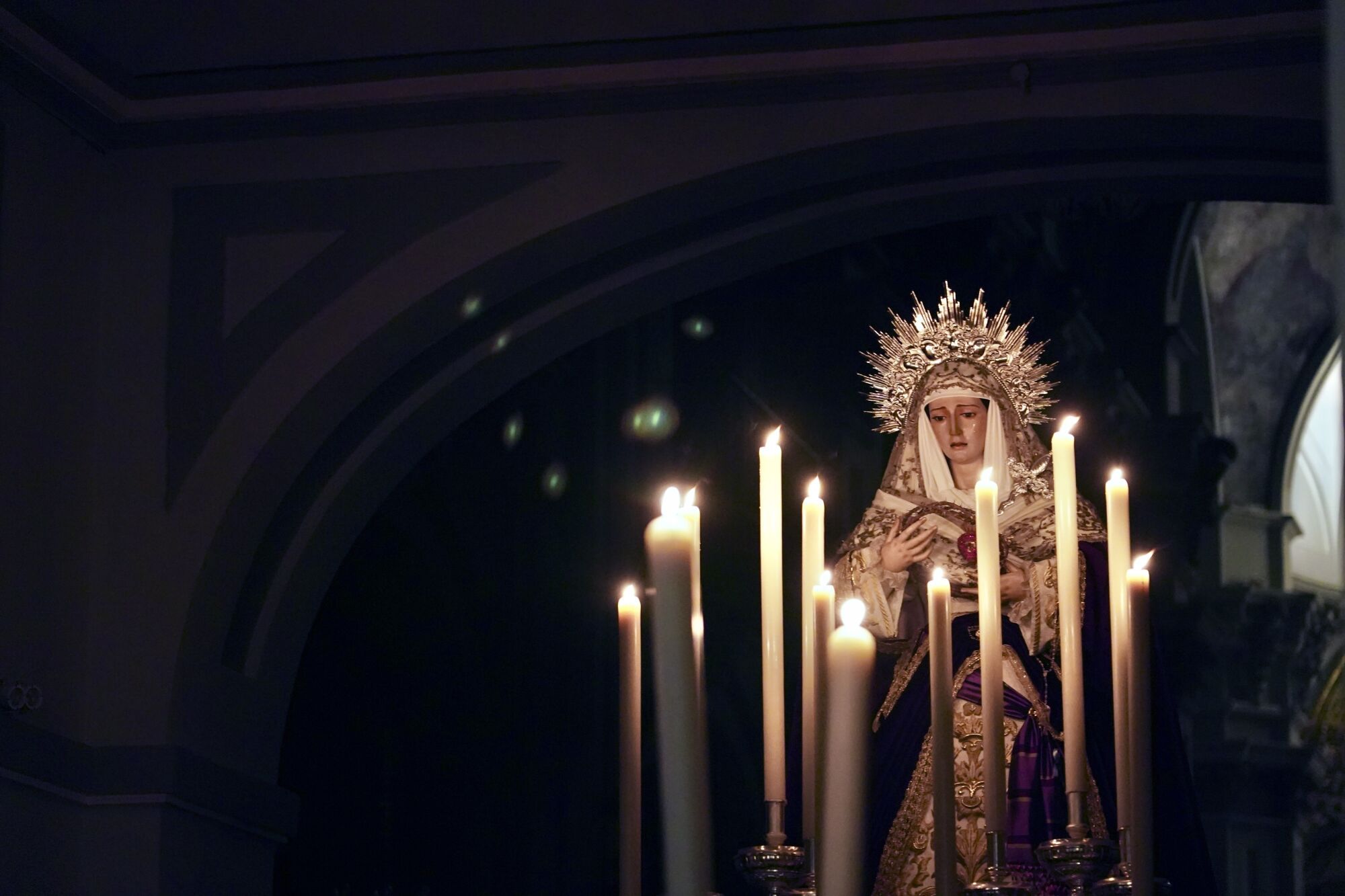 Salida del traslado de la cofradía del Amor, con la Virgen de la Caridad