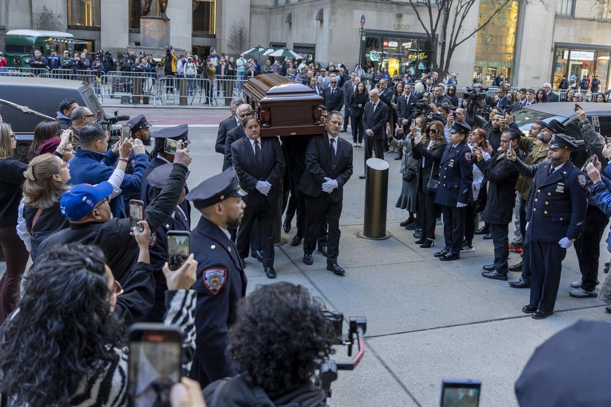 Personas sostienen el féretro del cantante Willie Colón este lunes, durante una misa pública con motivo de su funeral en la Catedral de San Patricio en Nueva York (Estados Unidos). EFE/ Ángel Colmenares
