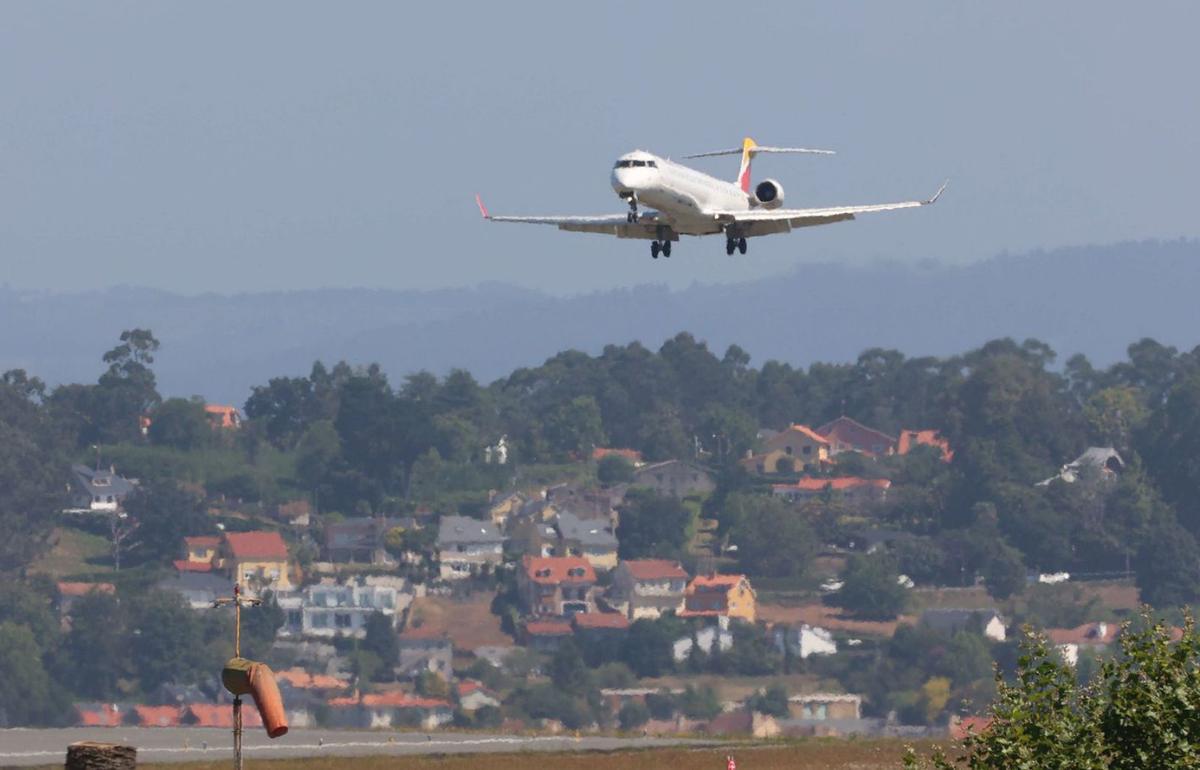 Un avión realiza la maniobra de aterrizaje en el aeropuerto de Alvedro. |  Iago López