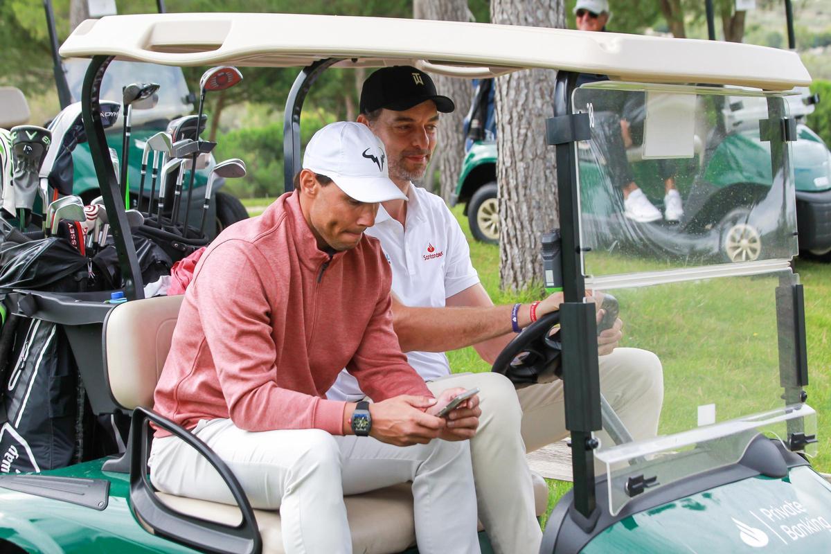 Rafa Nadal y Pau Gasol, durante la jornada que han compartido jugando a golf.