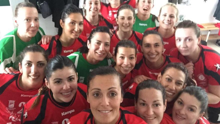 Las jugadoras del Clínicas celebraron con un selfie en el vestuario la salvación