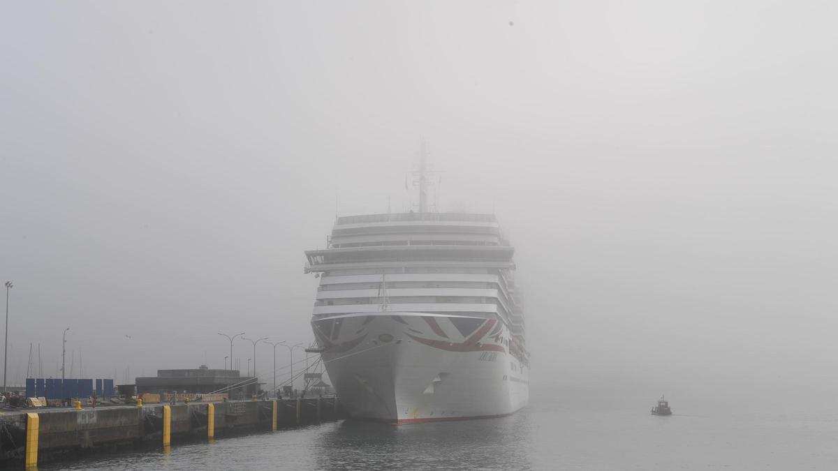 Niebla en el Puerto de A Coruña este martes