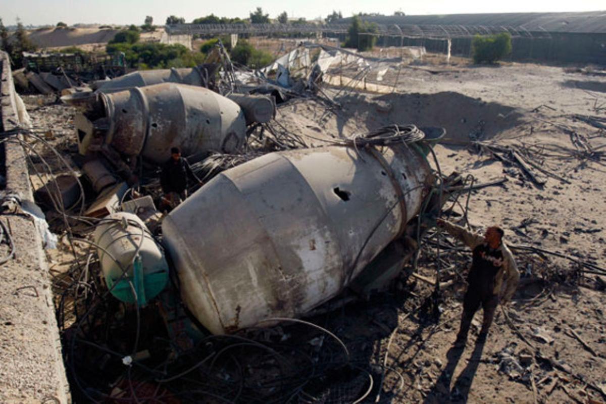 Dos palestins observen els efectes d’un atac aeri israelià a Khan Iunis, al sud de la franja de Gaza.