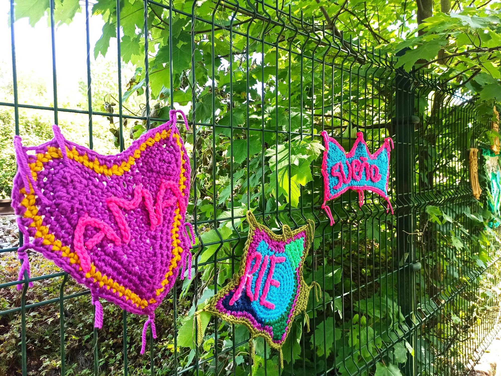 El arte urbano se teje en la Pola, el artista "6p" llena la Senda del Nora de ganchillo: "Si alguien se siente solo, que se sienta más acompañado"