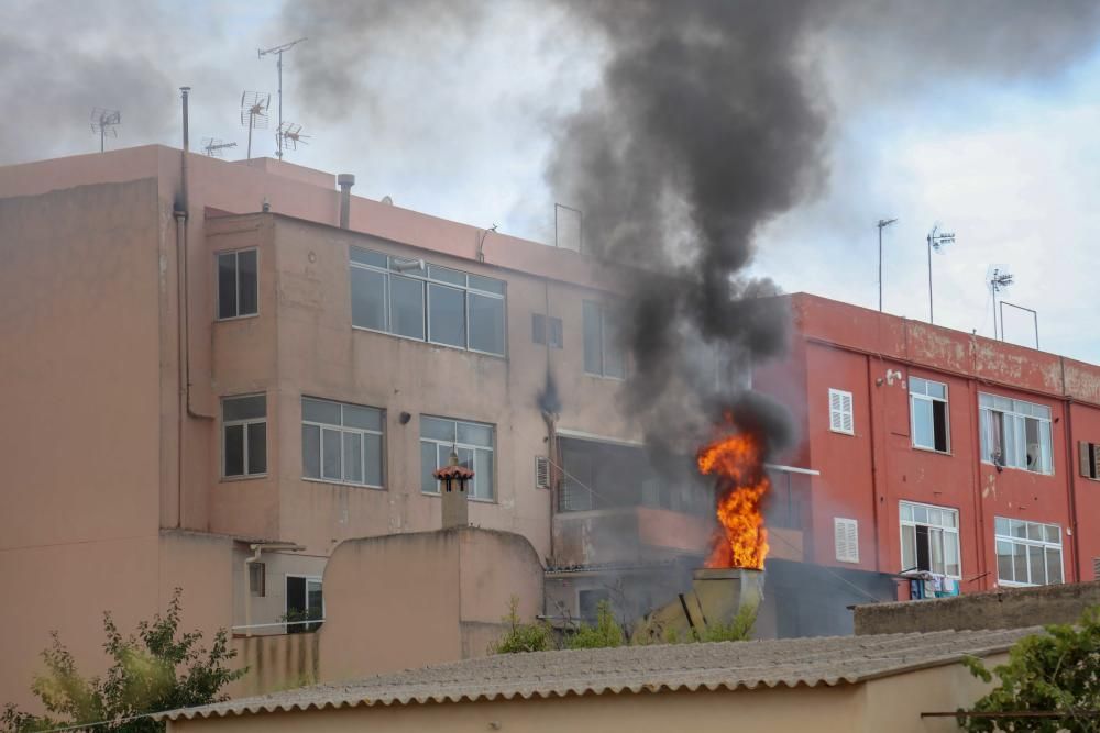 Un voraz incendio destruye un taller y daña un bloque de pisos en Son Ferriol