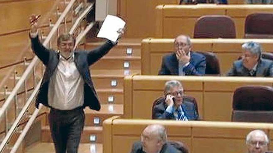 El expresidente y senador Francesc Antich, brazos en alto de camino a su escaño en el Senado.