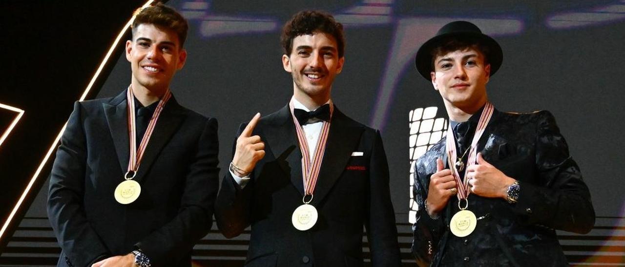 Augusto, Bagnaia e Izan Guevara, en la gala de MotoGP.