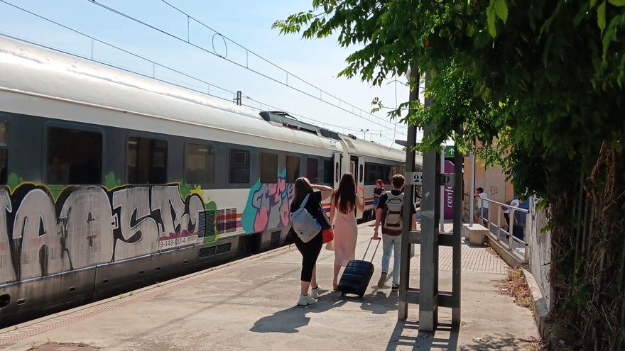 La &#039;aventura&#039; de coger un tren en Aragón en estaciones sin taquillas abiertas al público: «Acertar a subir al tren correcto es cuestión de suerte»