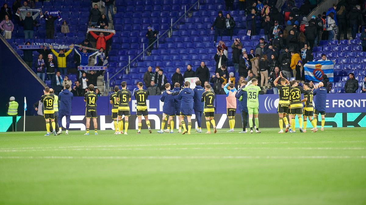 Los jugadores del Real Zaragoza acuden a agradecer el apoyo de la afición desplazada a Cornellá al término del partido del pasado viernes.