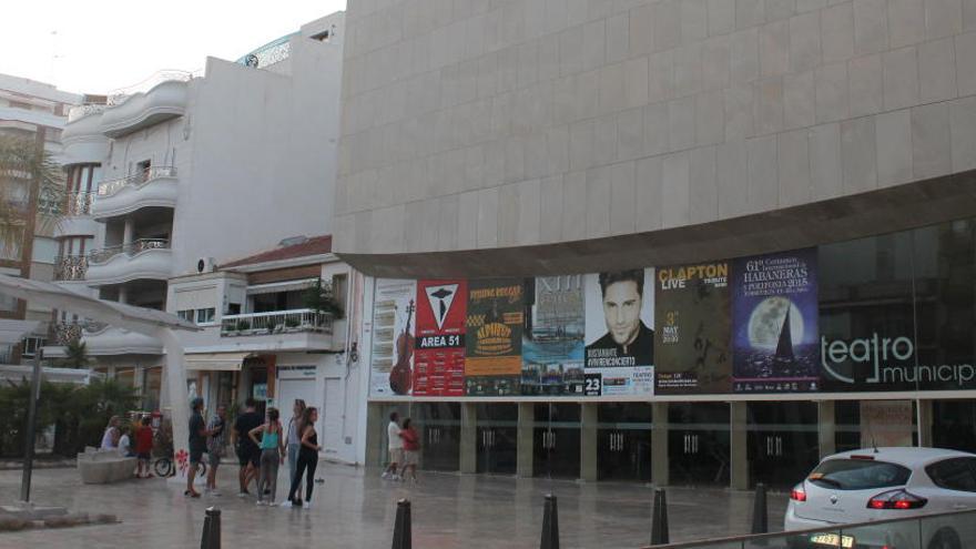 Imagen del acceso al Teatro Municipal/foto Pamies