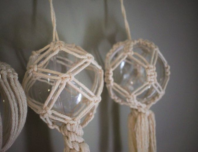 Bolas con funda de macramé