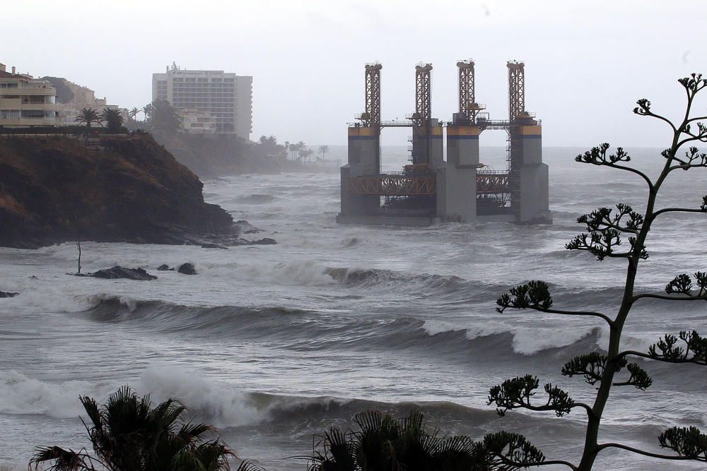 La estructura, de 43 metros de eslora, se soltó del enganche con el remolcador que la llevaba a Cádiz