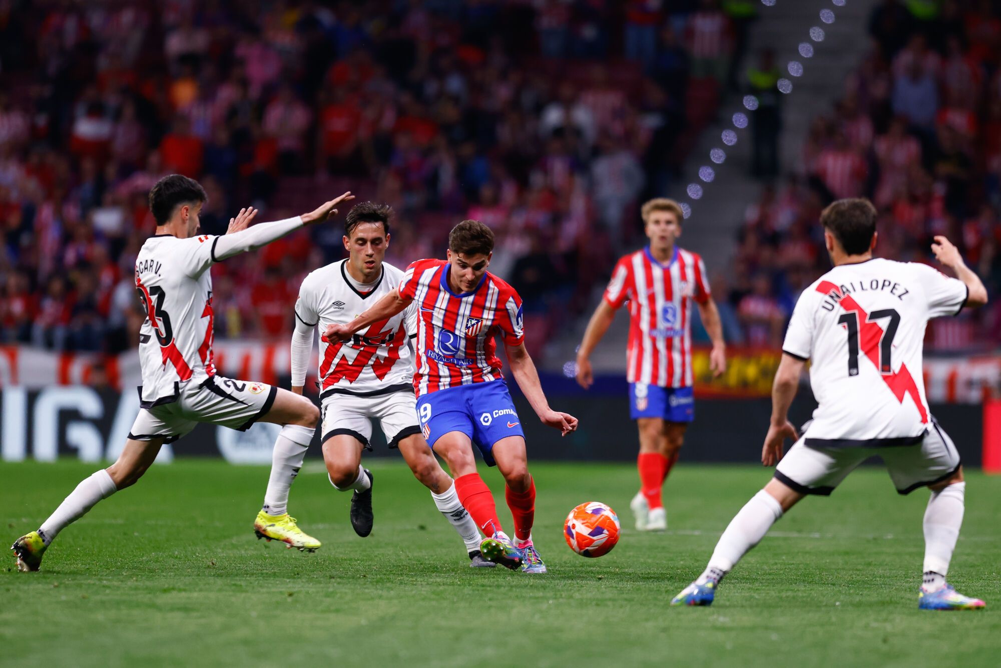 Julian Alvarez of Atletico de Madrid in action during the Spanish League, LaLiga EA Sports, football match played between Atletico de Madrid and Rayo Vallecano at Riyadh Air Metropolitano stadium on April 24, 2025, in Madrid, Spain. AFP7 24/04/2025 ONLY FOR USE IN SPAIN. Dennis Agyeman / AFP7 / Europa Press;2025;SPAIN;SPORT;ZSPORT;SOCCER;ZSOCCER;Atletico de Madrid v Rayo Vallecano - LaLiga EA Sports;