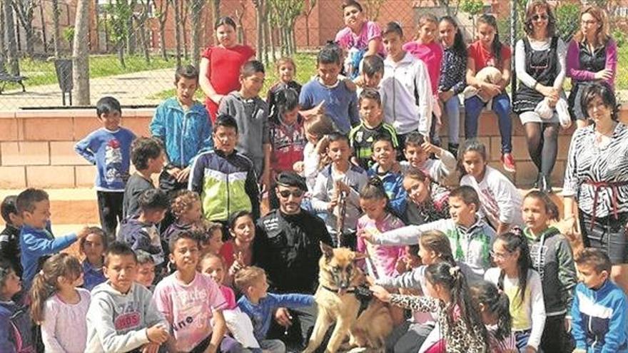 La policía local de Villanueva de la Serena aspira a un premio nacional por la protección animal