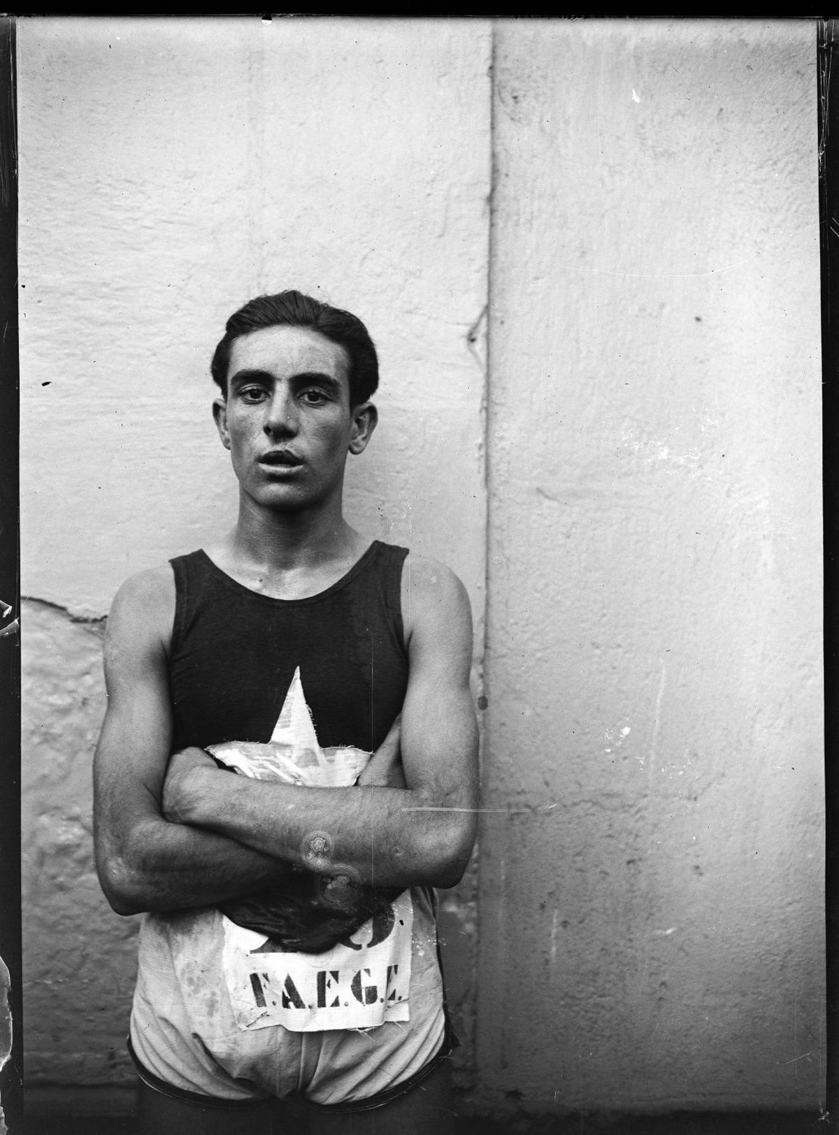 Joan Andreu Puig Farran, Un atleta participa en las pruebas organizadas por el el club FAEGE en Barcelona, 1930-1936. Archivo Fotográfico de Barcelona / Archivo Familia Puig Farran. © Arxiu Família Puig Farran. Plata en gelatina a partir de negativo de vidrio