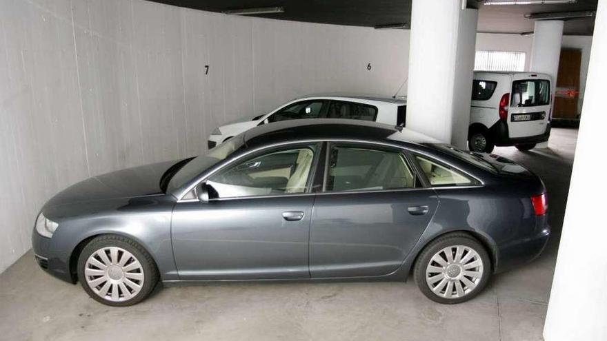 El Audi A6, aparcado ayer en el garaje del consistorio lalinense. // Bernabé/Luismy