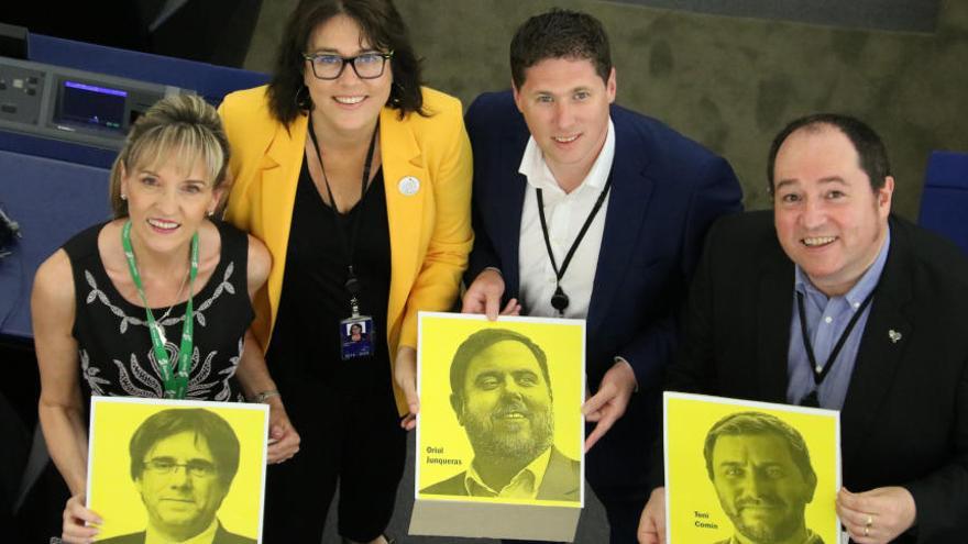 Eurodiputats amb fotos de Puigdemont, Junqueras i Comín