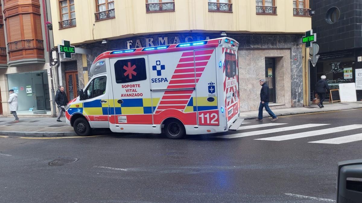 Una ambulancia en Gijón.