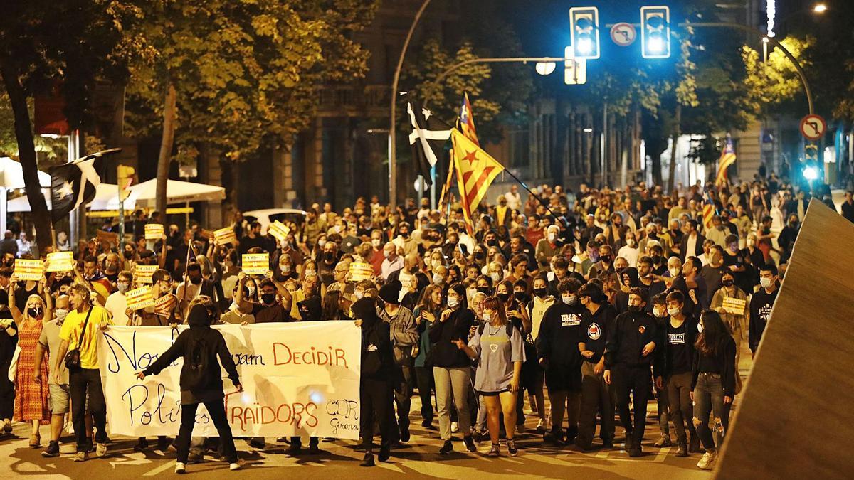 Manifestants ahir al vespre a Girona prop de la subdelegació del govern, on es va acabar l'acte | ANIOL RESCLOSA