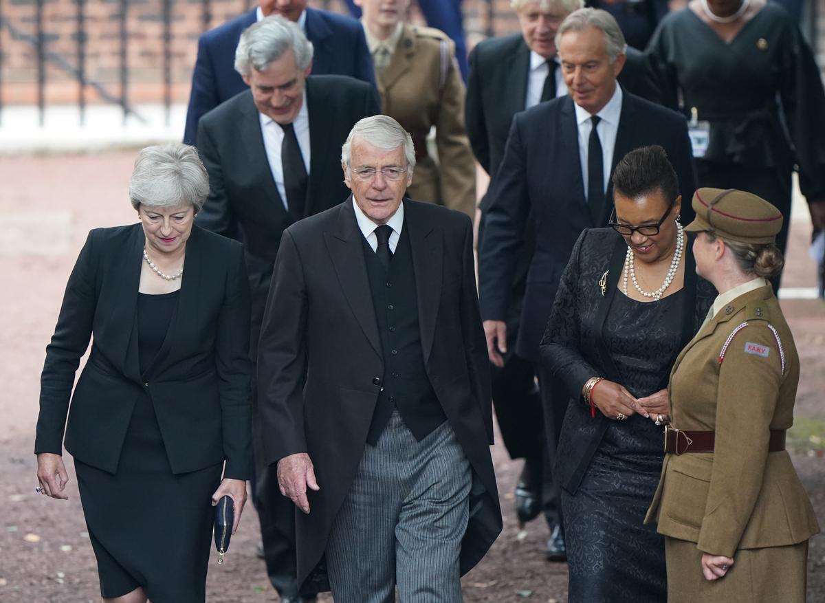 Los antiguos primeros ministros Theresa May y John Major, junto a Patricia Scotland, baronesa de Scotland of Asthal.